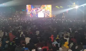 Ribuan warga menonton final piala dunia 2026 di Alun-Alun bagian timur Kota Depok. (Liputan6.com/Dicky Agung Prihanto)
