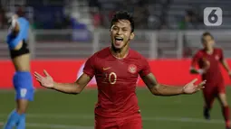 Striker Timnas Indonesia U-22, Osvaldo Haay, merayakan gol yang dicetaknya ke gawang Timnas Singapura U-22 dalam pertandingan Grup B SEA Games 2019 di Stadion Rizal Memorial, Manila, Kamis (28/11/2019). Indonesia menang dengan skor 2-0 atas Singapura. (Bola.com/M Iqbal Ichsan)
