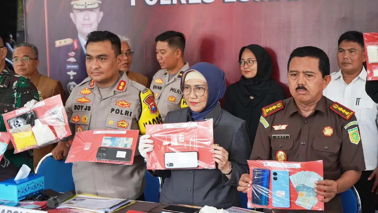 Pj. Bupati Lumajang Indah Wahyuni (tengah) menghadiri  release pengungkapan narkoba pegawai honorer pemkab Lumajang. (Istimewa)