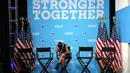 Seorang awak media mendengarkan perhelatan debat ketiga dan terakhir antara dua capres AS, Hillary Clinton dari Partai Demokrat dan Donald Trump dari Partai Republik yang digelar di University of Nevada, Las Vegas, Rabu (19/10). (REUTERS/Lucy Nicholson)