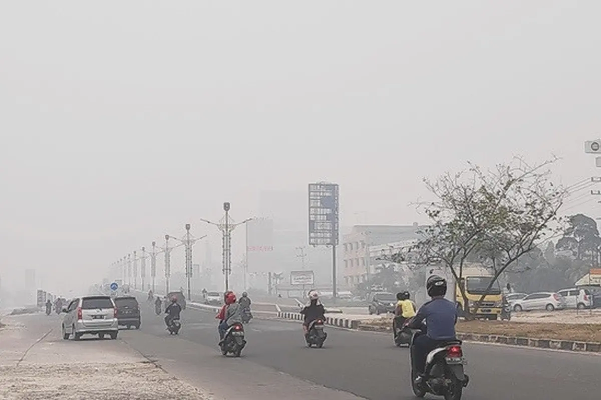Jarak pandang di Pekanbaru kian terbatas karena kabut asap hasil Karhutla di berbabagi wilayah Riau.