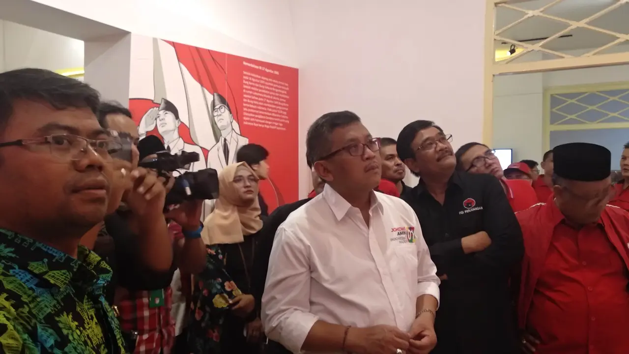 Ketua DPP PDI Perjuangan Djarot Saiful Hidayat berkunjung ke Museum Multatuli di Lebak, Banten. (Liputan6.com/Ahda Bayhaqi)