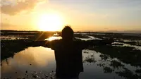 Menikmati matahari terbenam di Danau Limboto. (Liputan6.com/Arfandi Ibrahim)