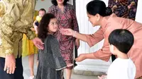 Sang gadis cilik tak kalah menarik perhatiannya dengan Jan Ethes saat bersama keluarganya menerima kunjungan keluarga Presiden Jokowi ke Istana Keraton Yogyakarta. (dok. Instagram @gkrbendara/https://www.instagram.com/p/ByageEQAAbU/Dinny Mutiah)