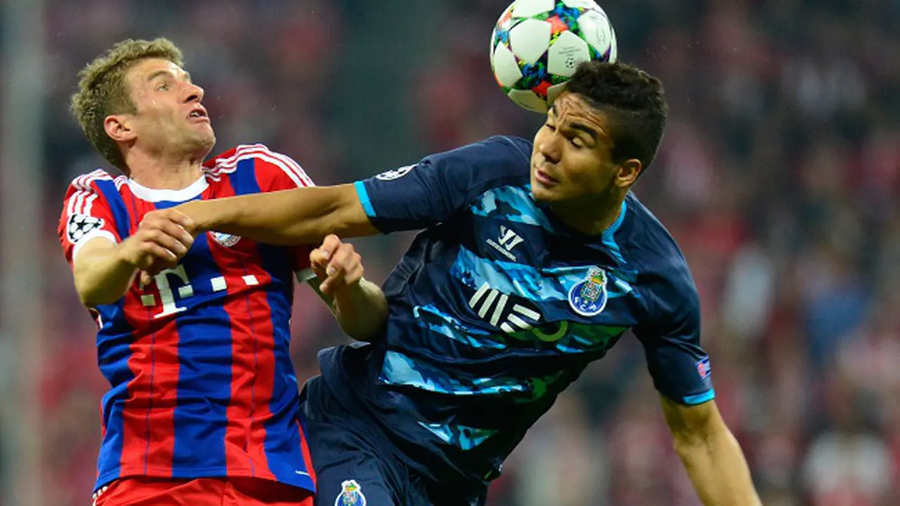 Thomas Mueller, Bayern Muenchen (kiri) dan Porto Casemiro (kanan) bersaing untuk bola dalam pertandingan leg kedua perempat final Liga Champions antara FC Bayern Muenchen dan FC Porto di stadion Allianz Arena 21 April 2015. EPA / MARC MUELLER