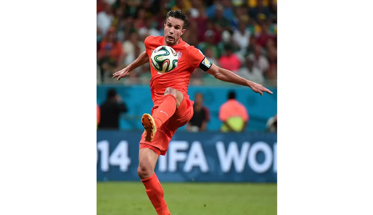 Robin van Persie, bermain sebagai striker untuk Manchester United dan tim nasional Belanda ini hingga kini sudah mencetak 3 gol selama Piala Dunia Brasil 2014. (AFP PHOTO/Damien Meyer)