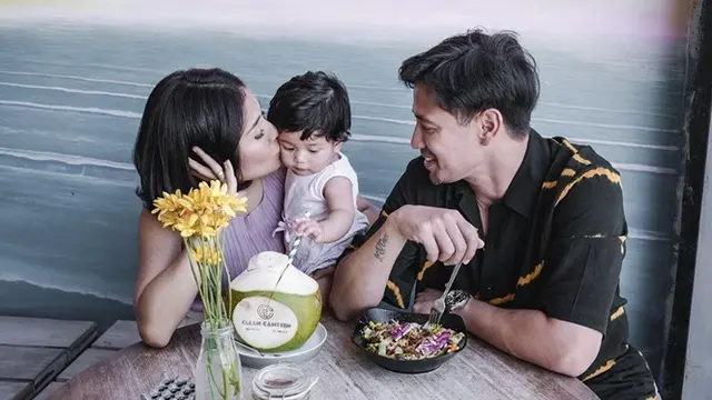 Jarang Tersorot, Ini 7 Momen Manis Keluarga Kecil Tarra Budiman