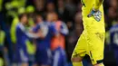 Kiper Tottenham, Hugo Lloris terlihat terpukul usai timnya bermain imbang dengan Chelsea pada lanjutan liga Inggris  di Stamford Bridge, London, (3/5). Chelsea bermain imbang dengan Tottenham dengan skor 2-2. (Reuters/Dylan Martinez)