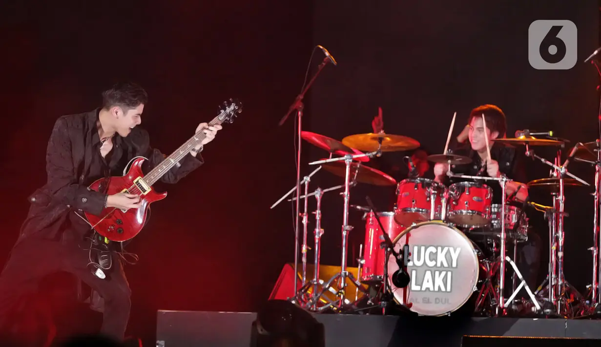 Personel The Lucky Laki, Al Ghazali (kiri) tampil pada konser bertajuk Pesta Rakyat 30 Years of Careers Dewa 19 di Jakarta International Stadium, Jakarta, Sabtu (4/2/2023). The Lucky Laki jadi pembuka konser Dewa 19. (Fimela.com/Bambang E. Purnama)