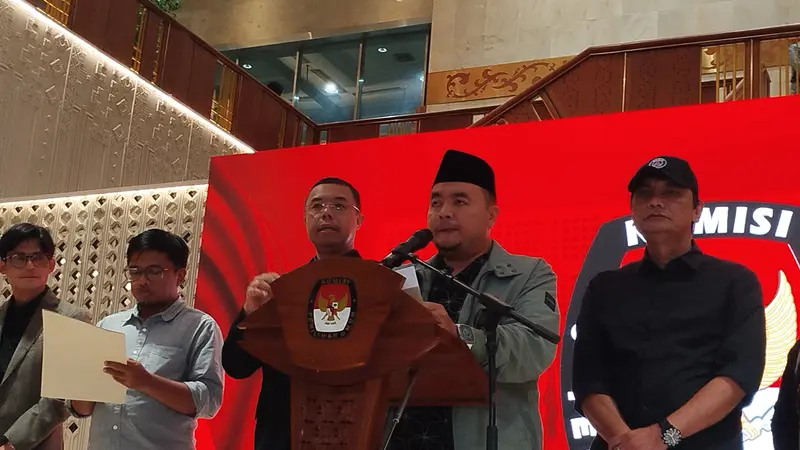 Ketua Komisi Pemilihan Umum (KPU) RI Mochammad Afifuddin saat konferensi pers di Gedung KPU Jakarta.