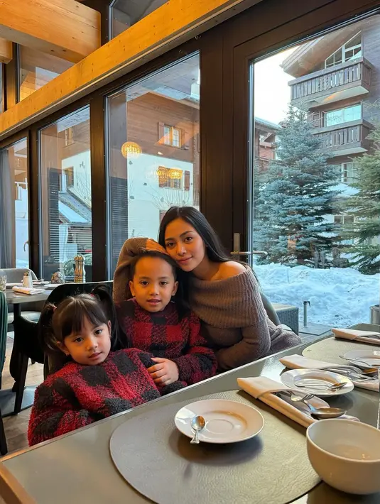 Di foto lainnya, terlihat kebersamaan Rachel Vennya bersama kedua anaknya di dalam restoran. [Foto: Instagram/rachelvennya]