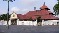 Masjid ini memiliki arsitektur yang melambangkan budaya Jawa Islam. 