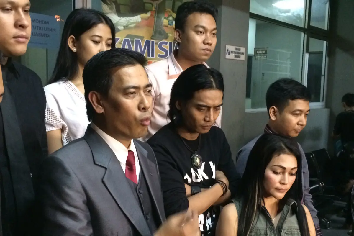 Charly Van Houten bersama istri dan pengacaranya