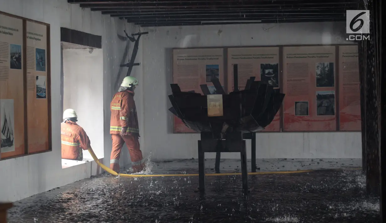 Petugas pemadam kebakaran menyemprotkan air untuk melakukan pendinginan pascaterbakarnya Museum Bahari di Jalan Pasar Ikan, Penjaringan, Jakarta Utara, Selasa (16/1). Belum diketahui penyebab terbakarnya Museum Bahari. (Liputan6.com/Arya Manggala)