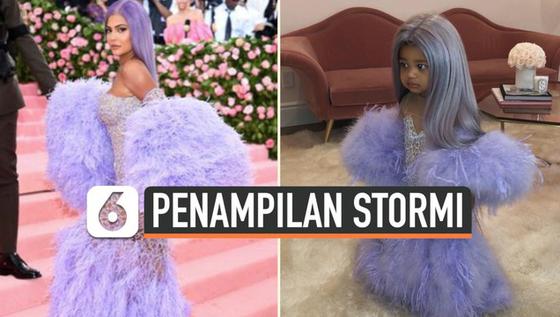 VIDEO: Berdandan Seperti Kylie Jenner, Penampilan Stormi Webster Bikin Gemas