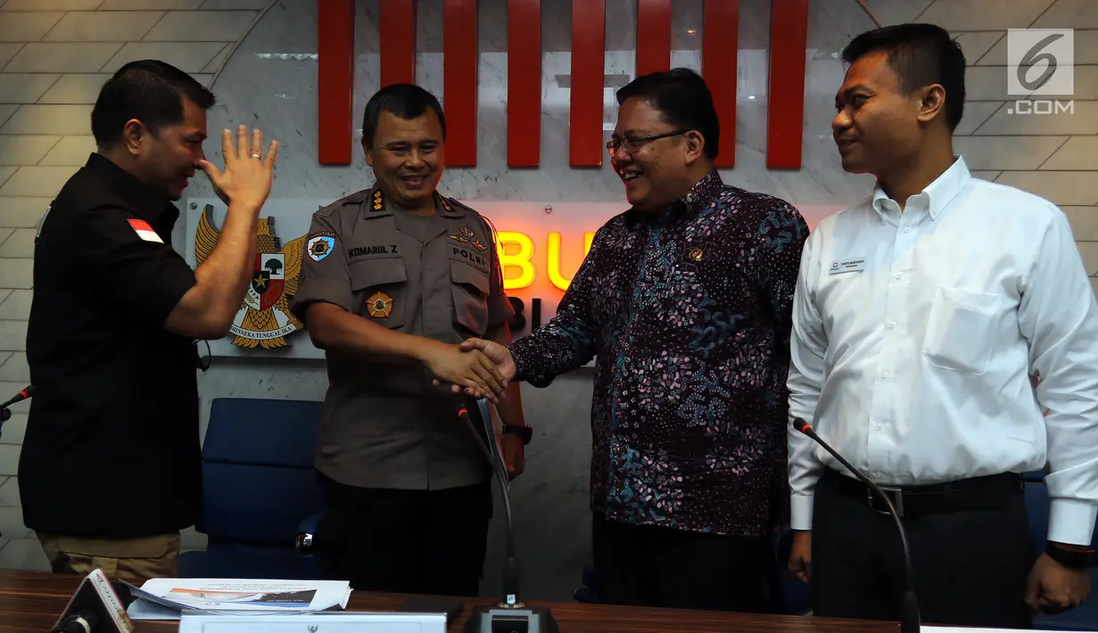 Komisioner Ombudsman Adrianus Meliala menyalami Irwasda Polda Metro Jaya Kombes Pol Komarul Zaman saat penyerahan laporan temuan maladministrasi kasus Novel Baswedan di Kantor Ombudsman, Jakarta, Kamis (6/12). (Liputan6.com/JohanTallo)