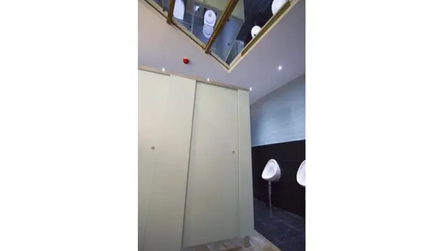 Desain cermin kamar mandi nyeleneh (Sumber: Boredpanda)