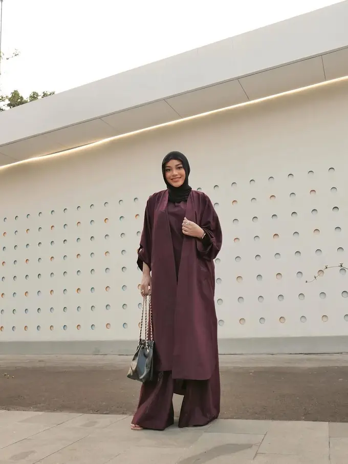 Gaya Aurel Hermansyah, Tampil dengan Busana Modest Warna Cokelat Mahogany yang Diprediksi Jadi Tren Lebaran 2025