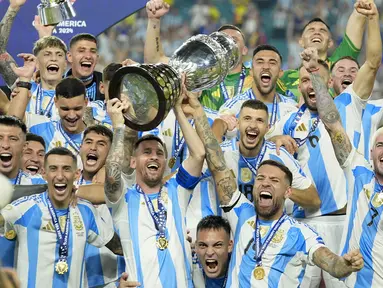 Argentina menjuarai Copa America 2024 usai mengalahkankan Kolombia 1-0 lewat babak perpanjangan waktu di final Copa America 2024 yang digelar di Hard Rock Stadium, Florida, Amerika Serikat, Senin (15/7/2024) pagi WIB. Saat Lionel Messi harus ditarik keluar pada menit ke-66 karena cedera, Lautaro Martinez menjelma jadi pahlawan Argentina dengan gol tunggalnya pada menit ke-112. Lautaro Martinez sendiri baru dimasukkan pada menit ke-96 menggantikan Julian Alvarez. (AP Photo/Rebecca Blackwell)