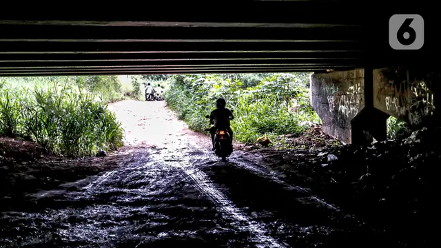 FOTO: Rusak dan Gelap, Akses Jalan Kolong Tol Jagorawi di Cimanggis Rawan Kejahatan