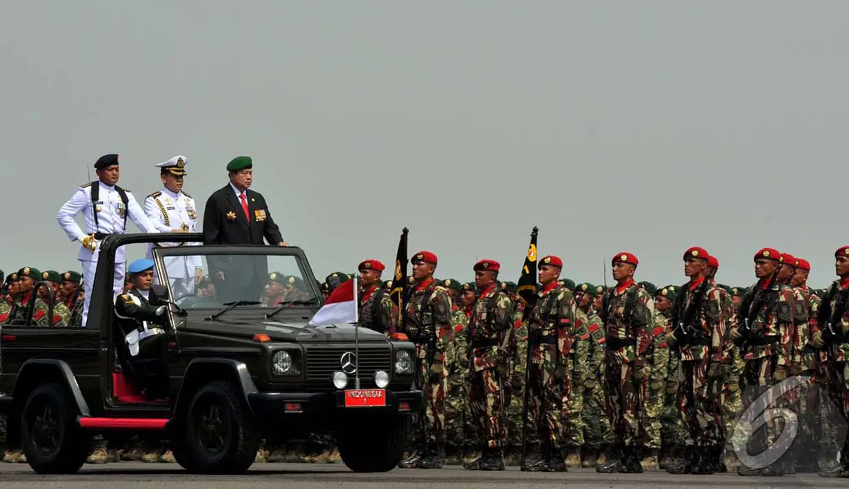 Pada perayaan HUT ke-69 inilah SBY menyatakan kekuatan militer TNI semakin baik selama 10 tahun pemerintahannya, Surabaya, Selasa (07/10/2014) (Liputan6.com/Johan Tallo) 