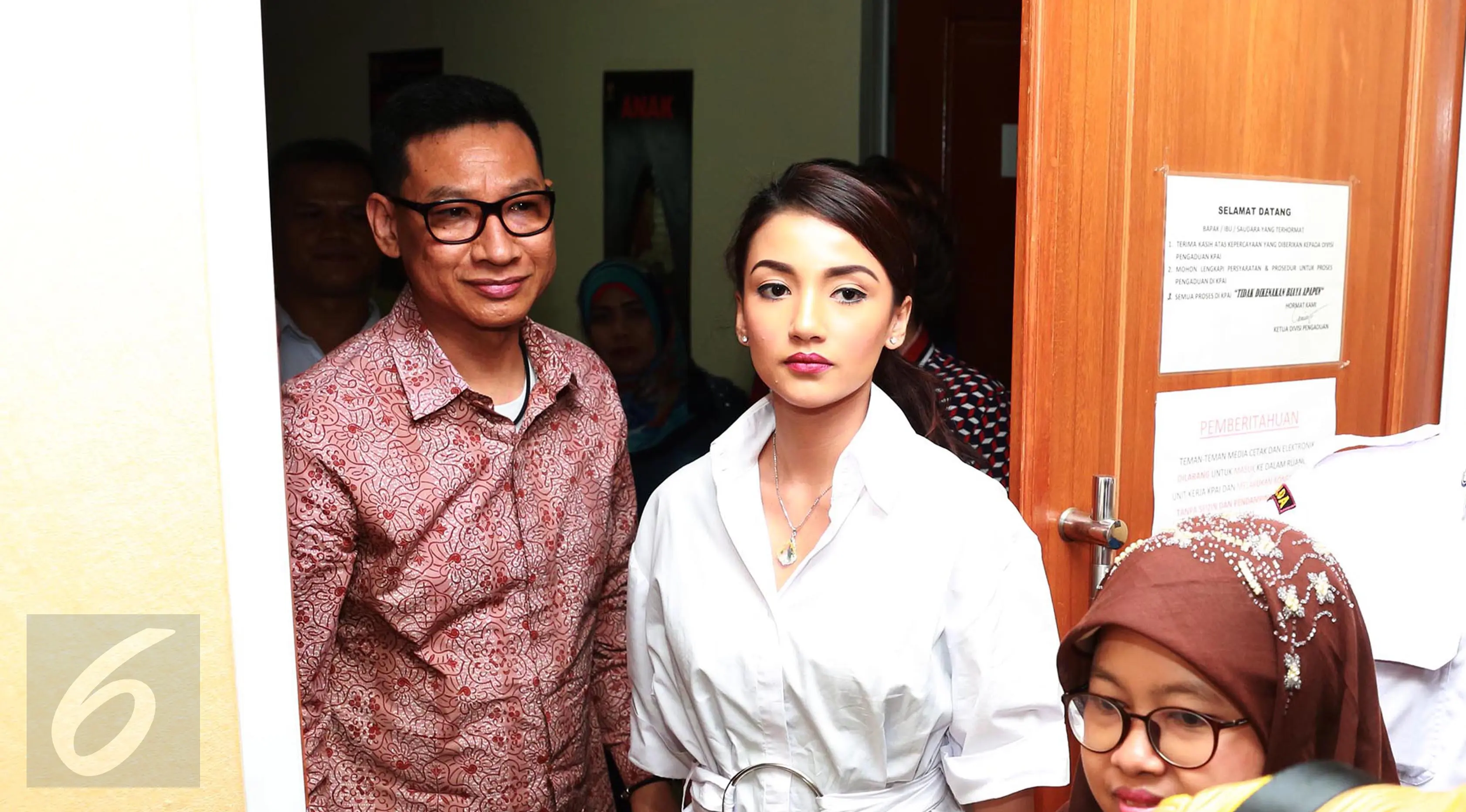 Tsania Marwa mendatangi kantor KPAI, Menteng, Jakarta, Selasa (2/5). Kedatangan Tsania untuk mengadukan masalah sulit bertemu kedua anaknya yang kini diasuh suaminya, Atalarik Syah. (Liputan6.com/Herman Zakharia)