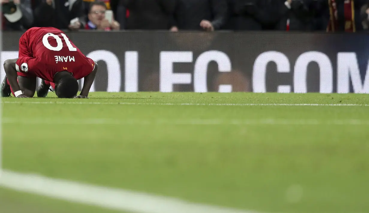 Penyerang Liverpool, Sadio Mane berselebrasi usai mencetak gol ke gawang Everton pada pertandingan lanjutan Liga Inggris di Stadion Anfield, Rabu (4/12/2019). Liverpool menang telak 5-2 atas Everton. (AP Photo/Jon Super)