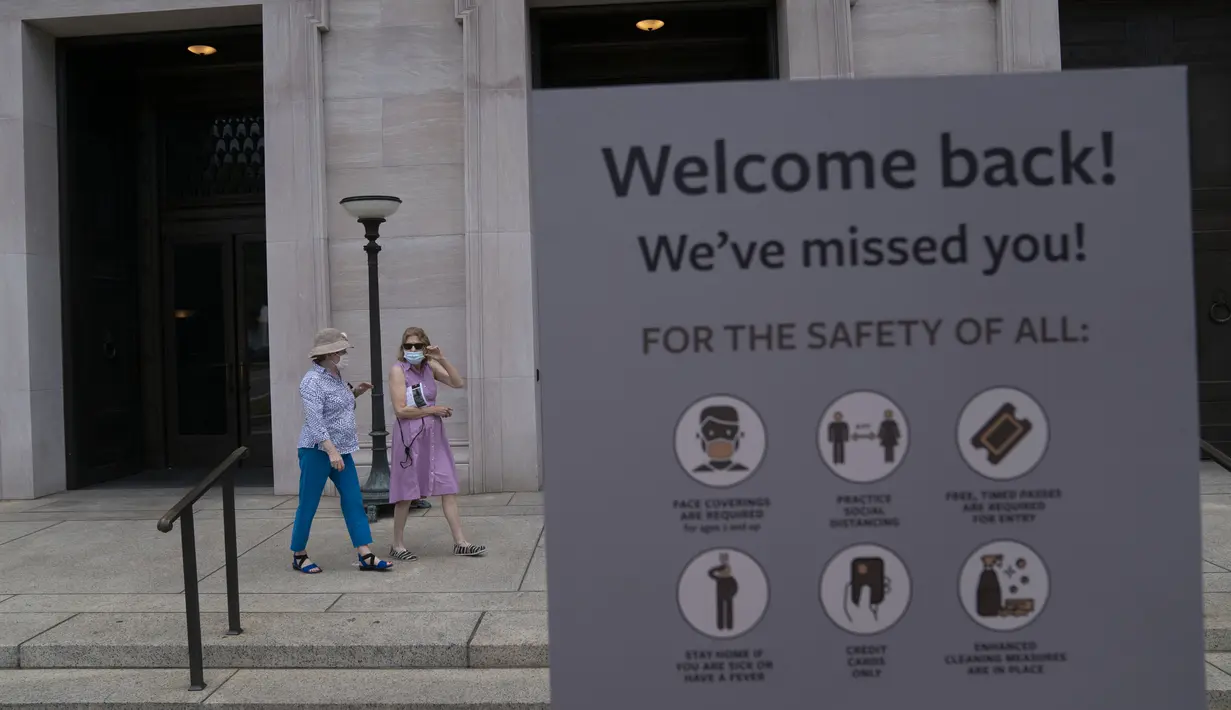 Sejumlah pengunjung yang mengenakan masker meninggalkan Gedung Barat Galeri Seni Nasional di Washington DC, AS (20/7/2020). Sebagian galeri tersebut dibuka kembali untuk umum pada Senin (20/7) setelah ditutup selama berbulan-bulan akibat pandemi COVID-19. (Xinhua/Liu Jie)