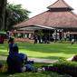 Banyak warga mengunjungi Pendopo Kota Bandung atau rumah dinas Wali Kota Ridwan Kamil, Minggu (25/12/2016). (Liputan6.com/Kukuh Saokani)