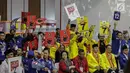 Pendukung peserta partai politik PDIP, Demokrat, Gerindra dan Berkarya menunjukkan nomor parpol sambil yel-yel usai pengambilan nomor urut peserta pemilu 2019 di KPU, Jakarta, Minggu (18/2). (Liputan6.com/Faizal Fanani)