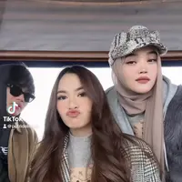 Putri Delina dan Mahalini tampak kompak mengenakan sweater abu-abu dengan gambar beruang coklat saat liburan di Amsterdam. [@putridelinaa]