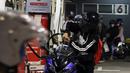 Pengendara mengisi bahan bakar minyak (BBM) ke dalam kendaraannya di sebuah SPBU di Jakarta, Kamis (31/3/2022). PT Pertamina (Persero) akan memberlakukan tarif baru BBM jenis Pertamax menjadi Rp 12.500 pada 1 April 2022. (Liputan6.com/Herman Zakharia)