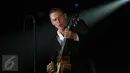 Penyanyi asal Kanada, Bryan Adams saat menyanyikan lagu pertama pada konser "Get Up Tour" di Jakarta, Senin (16/1).  Konser ini merupakan bagian tur untuk album ke-13 “Get Up”. (Liputan6.com/Helmi Fithriansyah)
