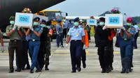 Tim SAR gabungan kembali menerima 12 jenazah korban pesawat AirAsia QZ8501 di Lanud TNI AL Juanda, Surabaya, Sabtu (3/1). (Liputan6.com/Johan Tallo)