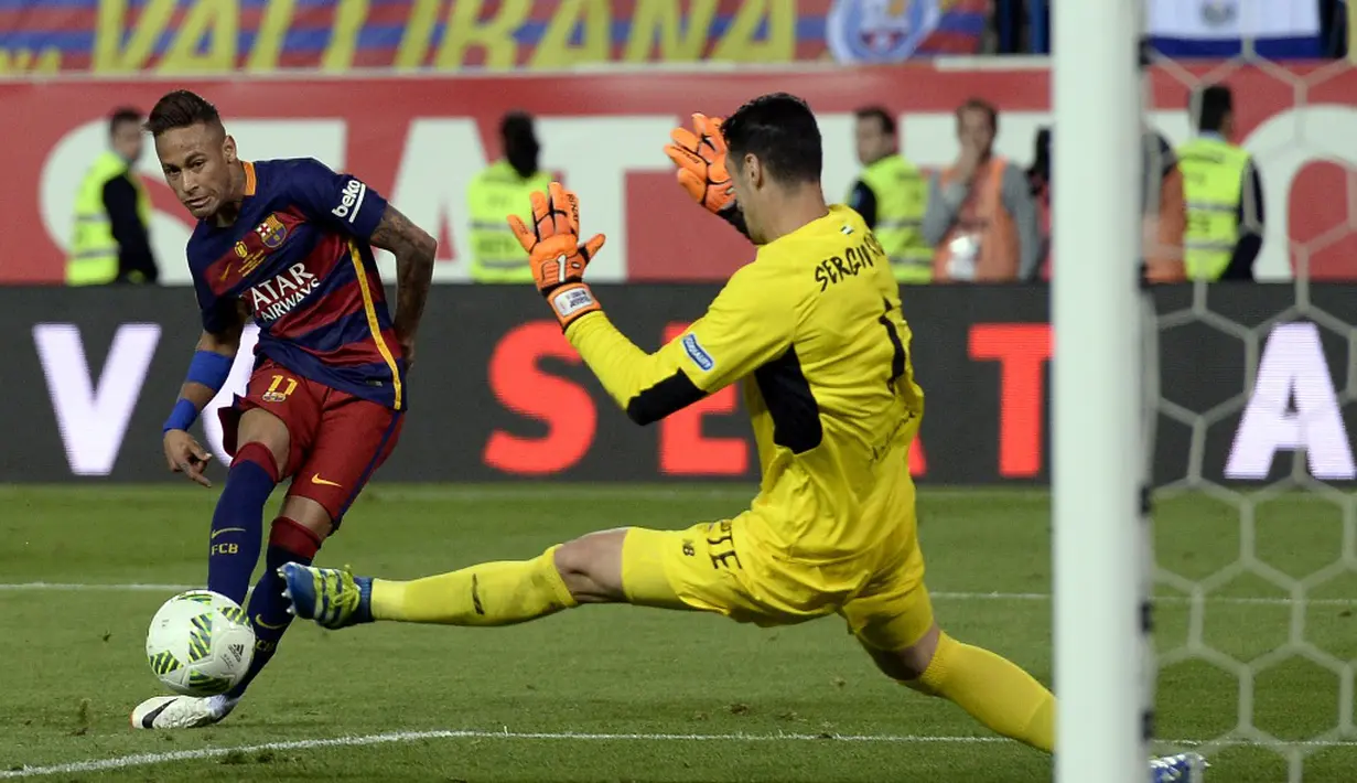 Striker Barcelona, Neymar, mencetak gol setelah menaklukkan kiper Sevilla, Sergio Rico Gonzalez pada final Copa del Rey yang berlangsung di Vicente Calderon, Madrid, Minggu (22/5/2016). (AFP/Josep Lago)