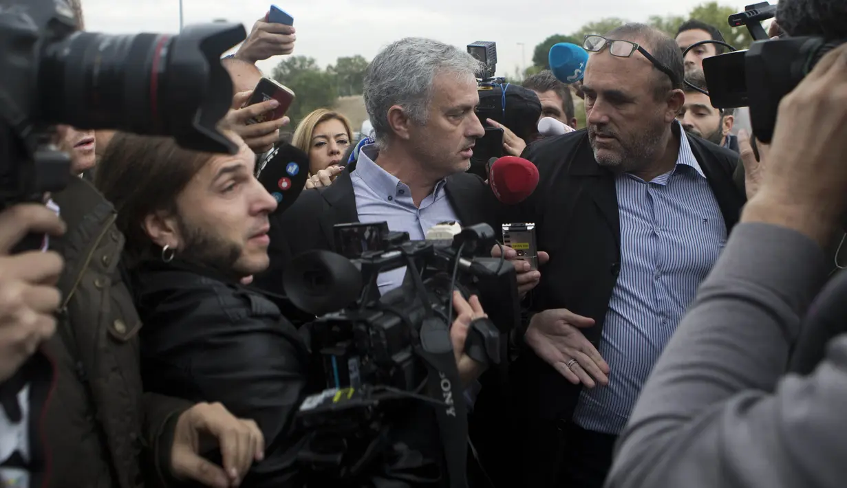 Manajer Manchester United, Jose Mourinho, usai menjalani sidang di Gedung Pengadilan Madrid, Jumat (3/11/2017). Pria asal Portugal itu menjalani sidang terkait dugaan penggelapan pajak saat masih melatih Real Madrid. (AP/Paul White)