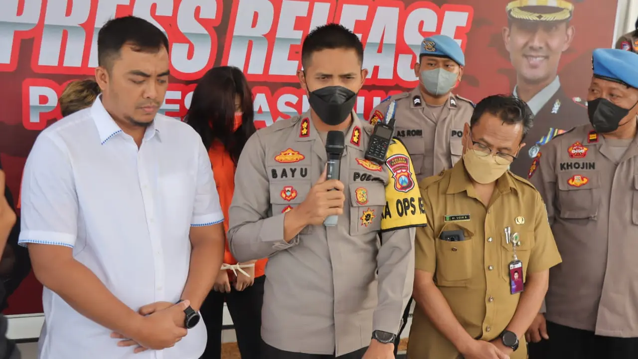 Kapolres Pasuruan, AKBP Bayu Pratama Gabunagi saat gelar perkara kasus prostitusi anak anak dibawa umur. (Dian Kurniawan/Liputan6.com)