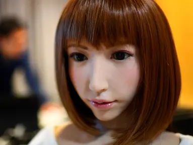 Sebuah robot humanoid bernama Erica dipresentasikan pada Konferensi Internasional IROS 2018 di Madrid, Spanyol (5/10). Erica merupakan robot cerdas yang dibuat oleh Hiroshi Ishiguro Laboratories Jepang. (AFP Photo/Gabriel Bouys)