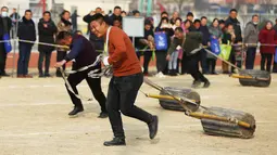 Para petani berpartisipasi dalam sebuah perlombaan di Yaogou, Sihong, Suqian, Provinsi Jiangsu, China, 27 Desember 2020. Tahun ini, ada delapan perlombaan menarik yang dekat dengan kehidupan petani. (Xinhua/Xu Changliang)