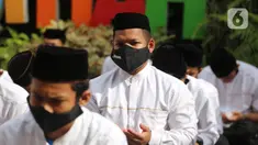 Sejumlah santri mengikuti kegiatan doa Istighosah di Pondok Pesantren An-Nuqthah, Kota Tangerang, Banten, Kamis (22/10/2020). Kegiatan tersebut digelar untuk memperingati Hari Santri Nasional dengan tema "Santri Sehat, Indonesia Kuat" yang jatuh pada hari ini. (Liputan6.com/Angga Yuniar)