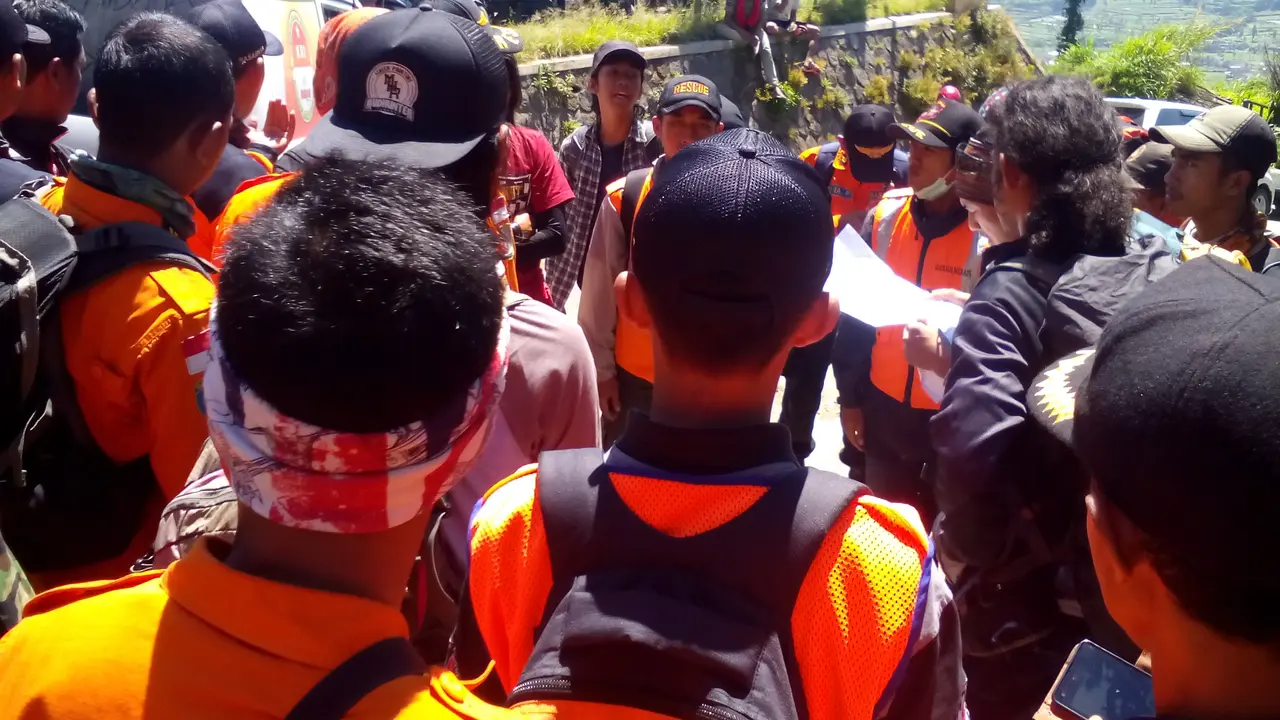 Jenazah Eri Dibawa Turun dari Gunung Merapi Secara Estafet