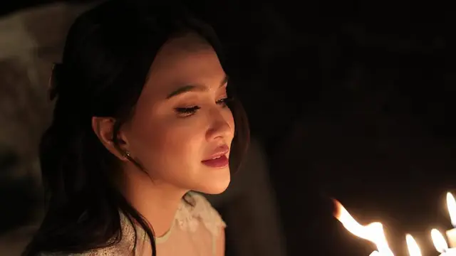 Shandy Aulia saat Ibadah Natal menyalakan lilin. [@shandyaulia]