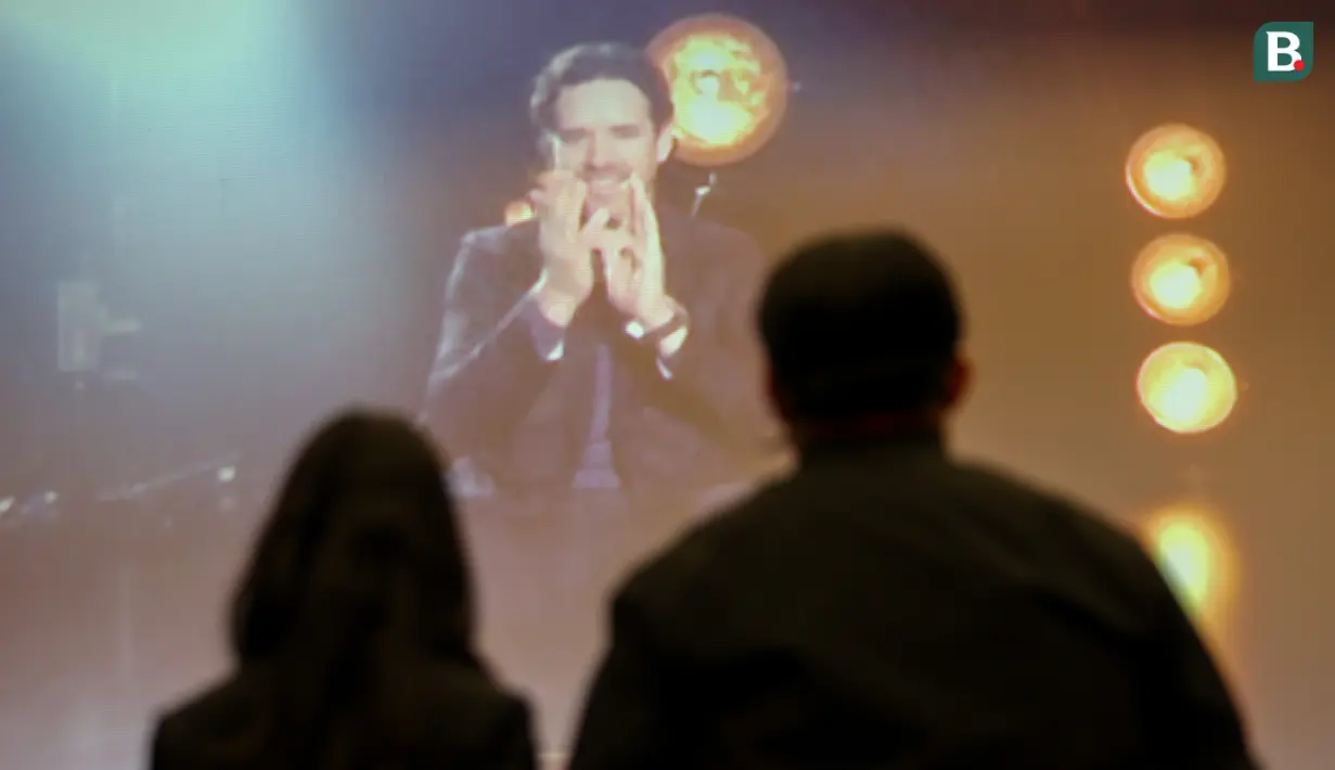 <p>Eks pemain Manchester United, Owen Hargreaves berinteraksi secara virtual saat acara malam apresiasi penonton setia Vidio yang berlangsung di SCTV Tower, Senayan, Jakarta, Jumat (15/12/2023). (Bola.com/Bagaskara Lazuardi)</p>