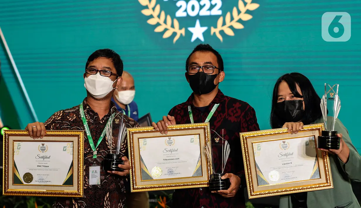 Pemimpin Redaksi Liputan6.com Irna Gustiawati (kanan) berpose dengan sejumlah penerima penghargaan Baznas Award 2022 di The Sultan Hotel, Jakarta, Senin (17/1/2022). Media Liputan6.com menyabet penghargaan sebagai media pendukung gerakan zakat Indonesia. (Liputan6.com/Johan Tallo)