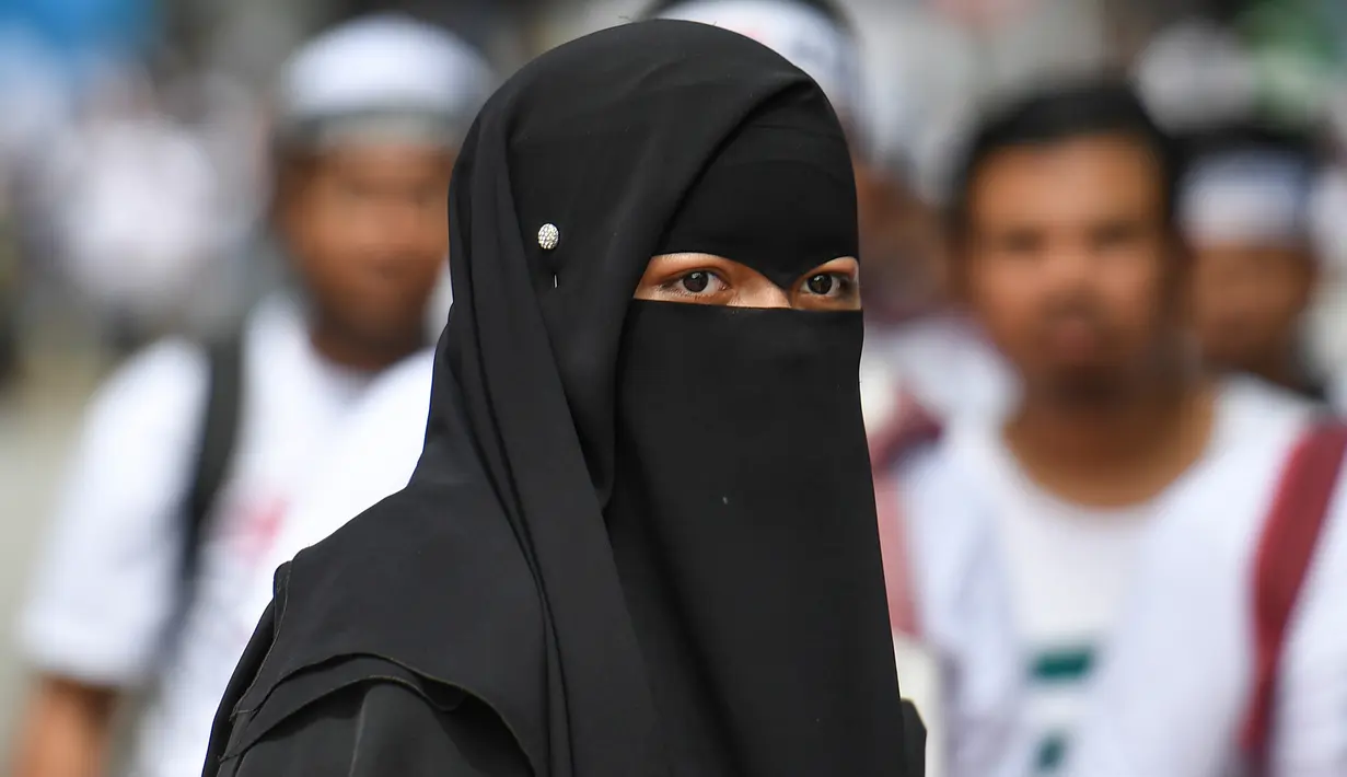 Seorang wanita saat unjuk rasa menentang penandatanganan konvensi anti diskriminasi PBB (ICERD) di Kuala Lumpur (8/12).  Mereka memprotes keputusan pemerintah yang tak meratifikasi Konvensi PBB soal penghapusan diskriminasi rasial. (AFP Photo/Mohd Rasfan)