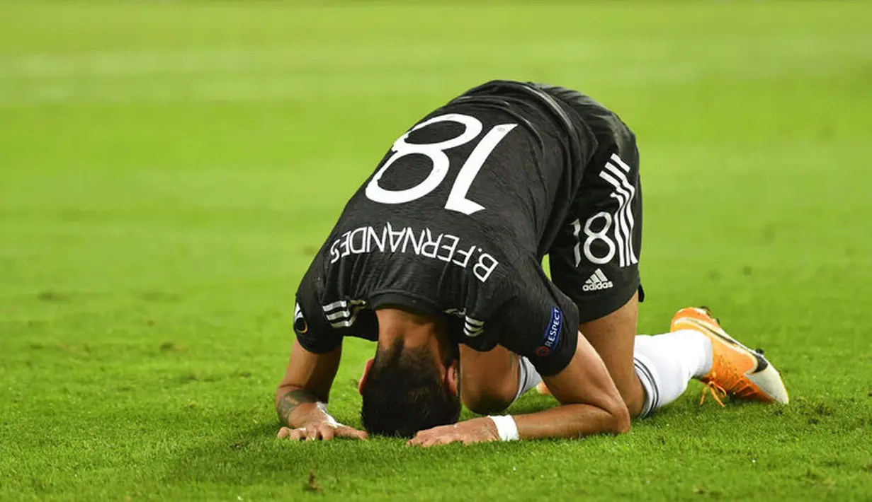 Pemain Manchester United, Bruno Fernandes, tertunduk lesu usai ditaklukkan Sevilla pada laga semifinal Liga Europa di Stadion RheinEnergie, Senin (17/8/2020). Sevilla menang 2-1 atas Manchester United. (Marius Becker/dpa via AP)