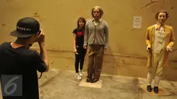 Pengunjung berselfie dengan patung lilin Albert Einstein di Museum Alive Star Ancol, Jakarta (6/5). Museum yang berada di Ancol Beach City Mall lantai 3 ini menampilkan patung-patung lilin dari selebriti dan tokoh dunia. (Liputan6.com/Gempur M Surya)