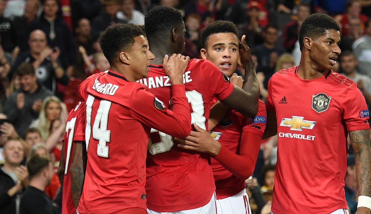 Para pemain Manchester United merayakan gol yang dicetak Mason Greenwood ke gawang Astana pada laga Europa League di Stadion Old Trafford, Manchester, Kamis (19/9). MU menang 1-0 atas Astana. (AFP/Oli Scarff)