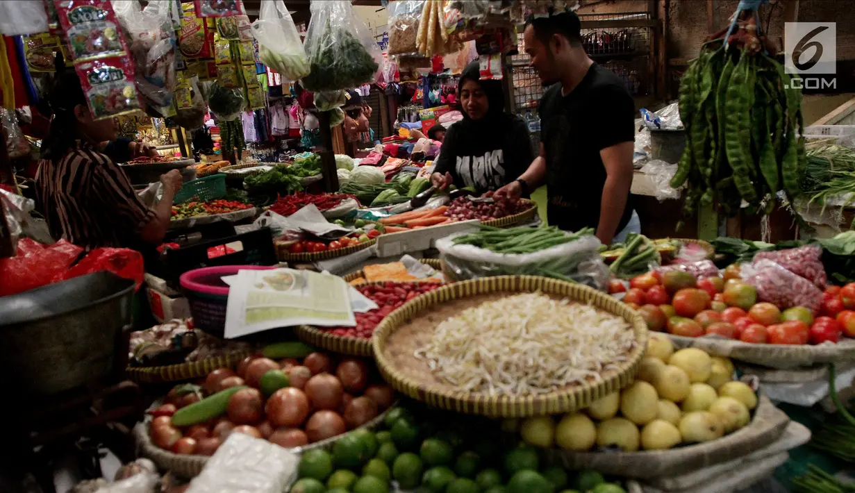 Aktivitas perdagangan di Pasar Kebayoran Lama, Jakarta, Jumat (20/4). Kementerian Perdagangan (Kemendag) juga mengklaim pasokan kebutuhan pokok menjelang Ramadan 2018 aman. (Liputan6.com/Johan Tallo)