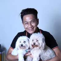 Delon bersama dua anjingnya. (Nurwahyunan/Bintang.com)
